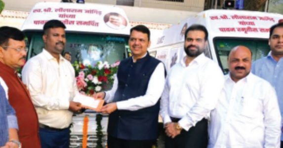 आदिवासी क्षेत्रासाठी रुग्णवाहिकां सुविधेचे मुख्यमंत्री फडणवीस यांच्या हस्ते लाेकार्पण